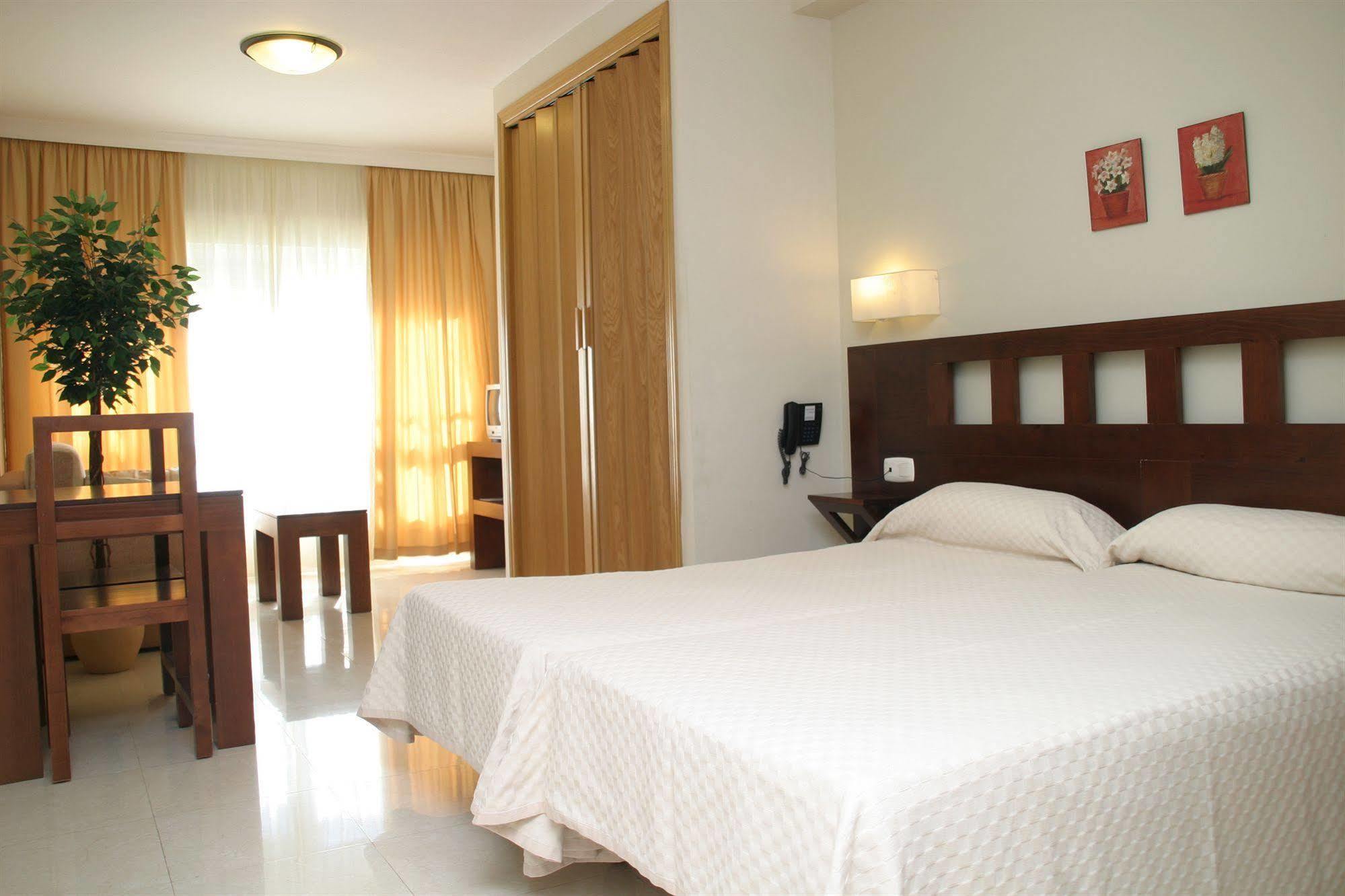 Apartamentos Turisticos Anoreta Rincon de la Victoria Exterior photo